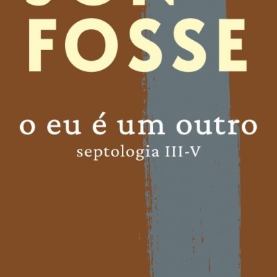 Capa de livro 'o eu é um outro' de Jon Fosse com fundo castanho e risca cinzenta.