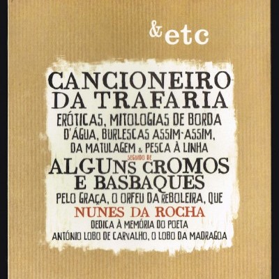 Livro com capa castanho e texto em etiqueta branca com título e autor
