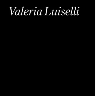 Capa de livro preta com texto branco Deserto Sonoro de Valeria Luiselli