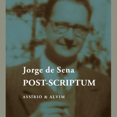 Capa de livro com fotografia desfocada e texto Jorge de Sena POST-SCRIPTUM