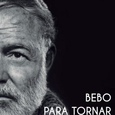 Capa de livro preto e branco com rosto de homem idoso e texto sobre Ernest Hemingway