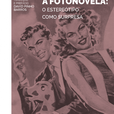Capa de livro A Fotonovela de Jan Baetens com imagem de personagens e texto em rosa e bege