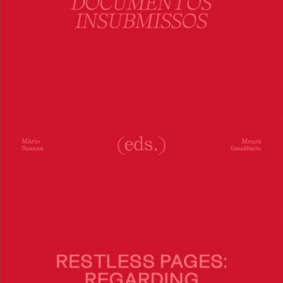 Capa de livro vermelha com texto em português e inglês