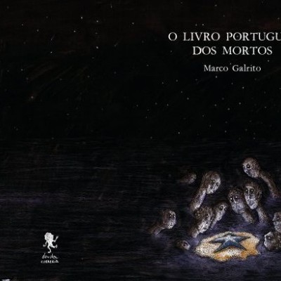 Capa do livro O Livro Português dos Mortos com fundo escuro e mãos em torno de estrela