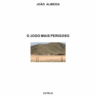 Capa do livro O Jogo Mais Perigoso de João Almeida com foto de paisagem seca