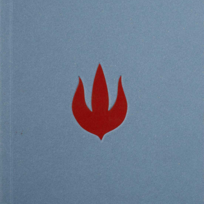 Capa de livro azul com símbolo vermelho em forma de chama