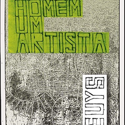 Cartaz com frases 'CADA HOMEM UM ARTISTA' em verde e 'BEUYS' em branco com letras pretas