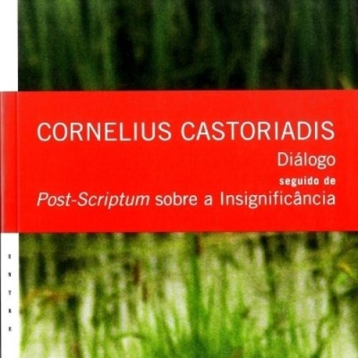 Capa do livro de Cornelius Castoriadis com textos sobre faixa vermelha e fundo verde