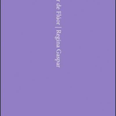 Capa de livro lilás com texto branco vertical