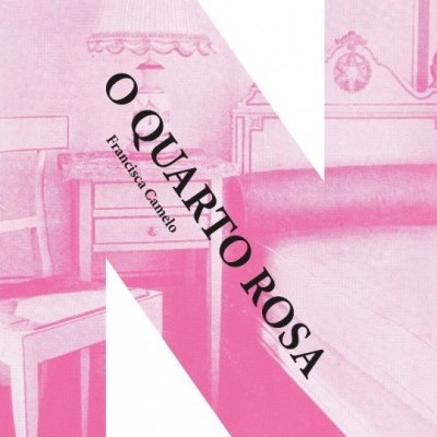 Imagem cor-de-rosa de um quarto com cadeira, mesa e cama, com título 'O QUARTO ROSA'