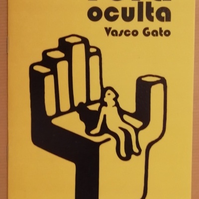 Capa de livro amarelo com texto 'fera oculta Vasco Gato' e ilustração preta de uma mão com figura humana