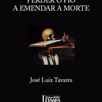 Capa de livro preta com título e autor em branco, imagem de mão escrevendo e crânio