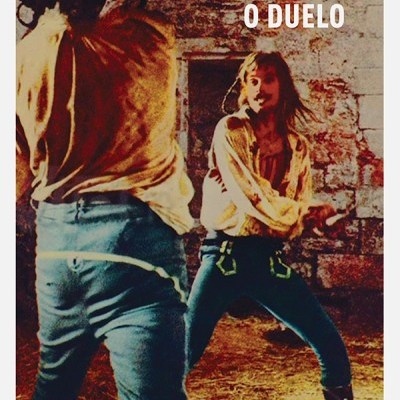 Capa do livro 'O DUELO' de Joseph Conrad com pessoas a duelarem com espadas