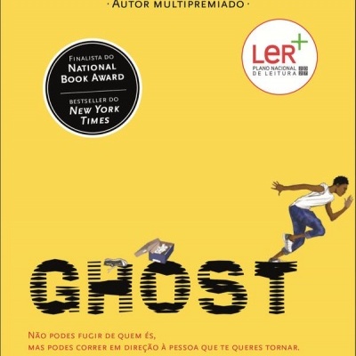 Capa do livro 'Ghost' de Jason Reynolds com fundo amarelo e ilustração de jovem a correr
