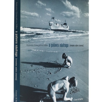 Capa do livro 'a palavra náufraga [ensaios sobre cinema]' com imagem de crianças na praia e navio encalhado.