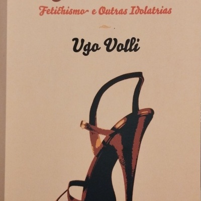 Capa de livro com título Fascínio e sapato de salto alto desenhado