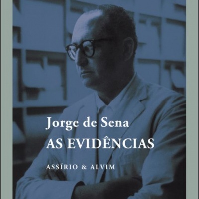 Capa de livro 'As Evidências' de Jorge de Sena com foto em tons azuis de homem de óculos.