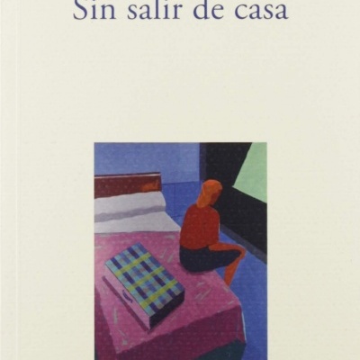 Capa de livro 'Sin salir de casa' de María Vela Zanetti com ilustração de pessoa sentada em cama com mala às riscas
