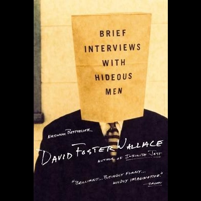 Capa de livro com título 'BRIEF INTERVIEWS WITH HIDEOUS MEN' e imagem de figura com saco de papel na cabeça