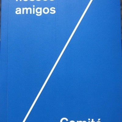 Capa azul de livro com texto branco e linha diagonal.