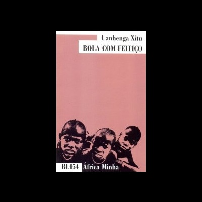 Capa de livro 'BOLA COM FEITIÇO' de Uanhenga Xitu com imagem de três rapazes africanos