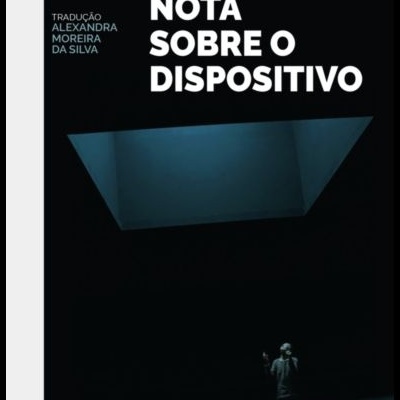 Capa do livro Nota Sobre o Dispositivo com fundo azul e preto e figura humana sob teto iluminado