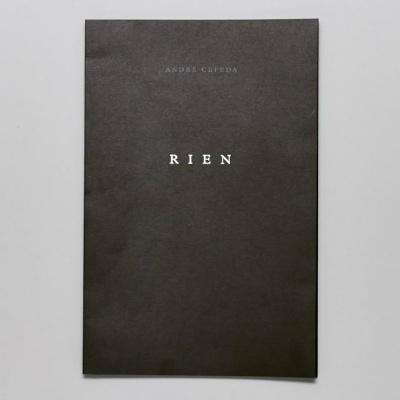 Livro de capa preta com texto RIEN e ANDREI CUPIDA