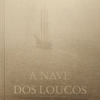 Capa de livro com imagem de veleiro e texto João Barrento A Nave dos Loucos