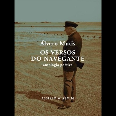 Capa de livro com homem idoso em praia e texto do título e autor
