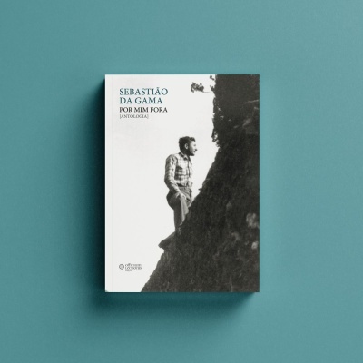 Capa de livro branco e preto com homem encostado a rochedo e texto Sebastião da Gama Por Mim Fora