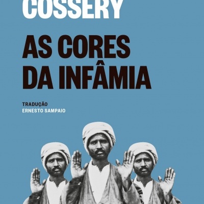 Capa de livro 'AS CORES DA INFÂMIA' de Albert Cossery, com imagem de três homens com turbantes e roupas brancas.