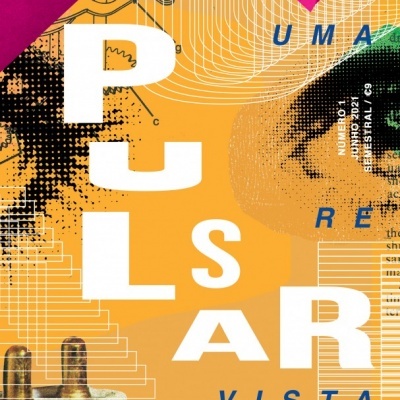 Design gráfico com texto PULSAR em cores branco e azul sobre fundo laranja com detalhes rosa e preto.