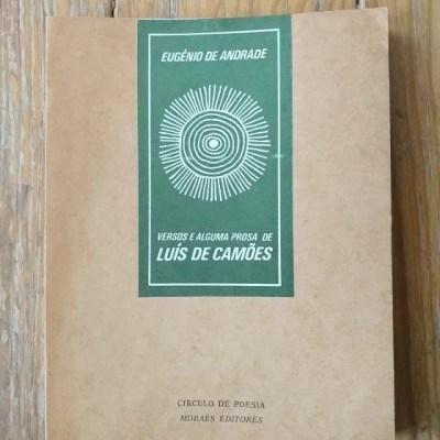Livro com capa castanha e etiqueta verde com texto