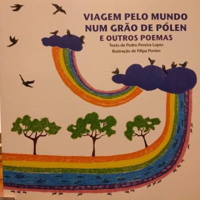 Capa de livro com título em roxo, nuvens azuis, aves pretas, arco-íris e árvores verdes