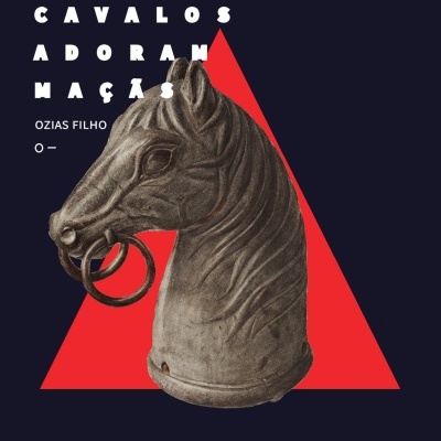 Cabeça de cavalo esculpida com anel metálico, fundo preto e triângulo vermelho, texto branco.