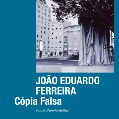 Capa de livro azul com título e fotografia a preto e branco de estátua e edifícios