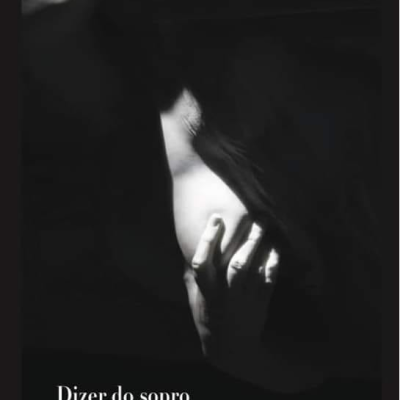 Capa de livro em preto e branco com fotografia artística e texto