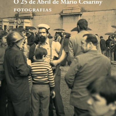 Capa de livro com fotografia e texto sobre o 25 de Abril