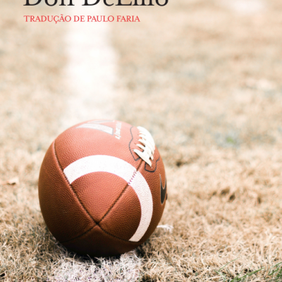 Capa de livro com bola de futebol americano sobre relva seca e texto do título e autor