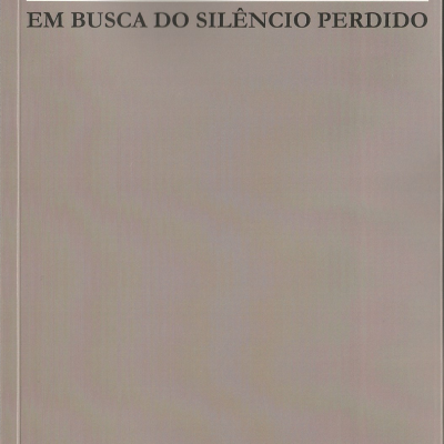 Capa de livro cinzenta com título e autor impressos, com ícone de cavalo no canto inferior direito.