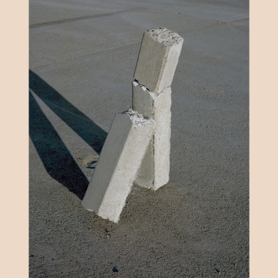 Capa de livro com blocos de cimento e texto AFTERMATH RACHEL CUSK