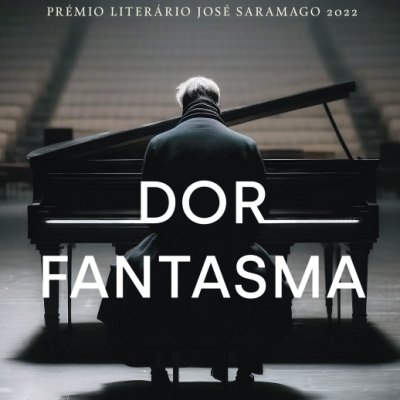 Capa do livro 'Dor Fantasma' com uma pessoa sentada de costas a tocar piano num espaço escuro