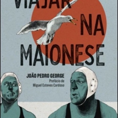 Capa de livro 'Viajar na Maionese' com gaivota, homens com fatos de banho e touca, fundo cinzento e laranja.