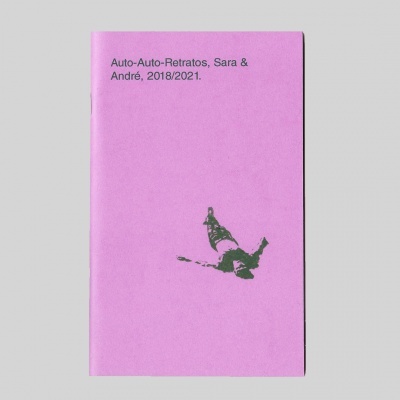 Livro rosa com texto e imagem preta abstrata na capa