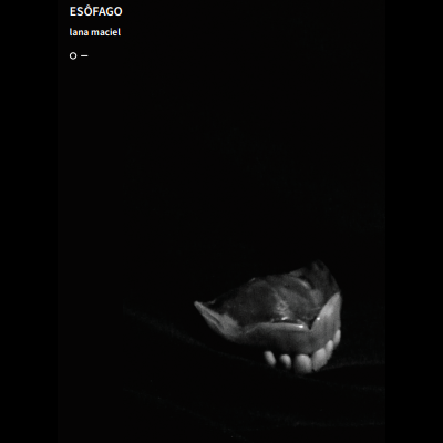 Mão segurando objeto cinzento com texto branco ESÔFAGO lana maciel O –