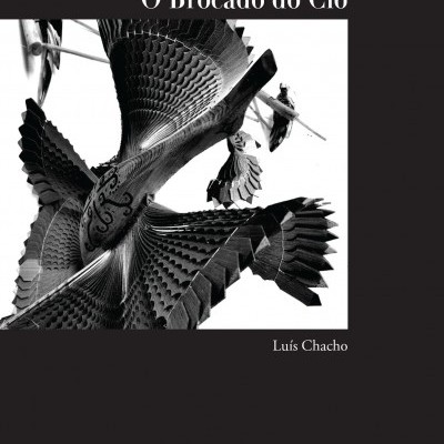 Capa de livro O Brocado do Cio com escultura em metal