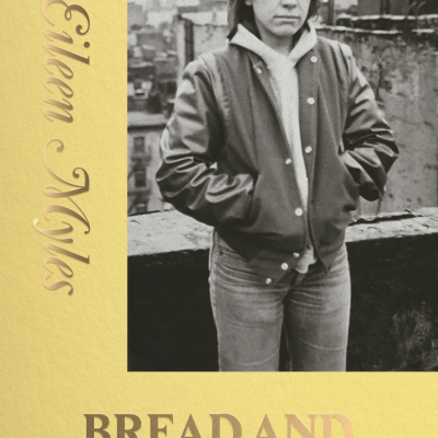 Capa de livro com fotografia em preto e branco e texto em amarelo e castanho