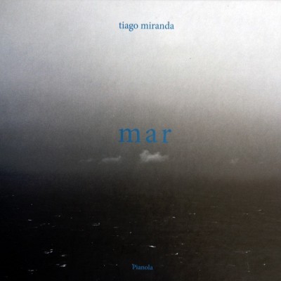 Capa de disco com imagem desfocada do mar com texto azul
