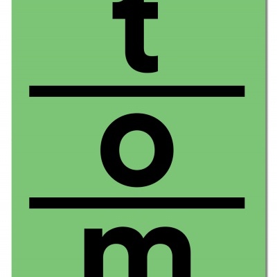 Cartaz verde com texto 't o m' em preto