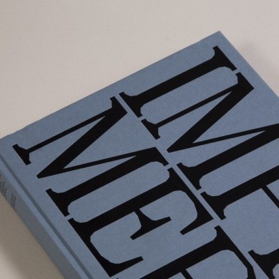 Livro azul com título IMPERMEÁVEL em letras pretas grandes na capa